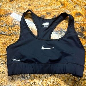 Nike sports bra size small (4-6)